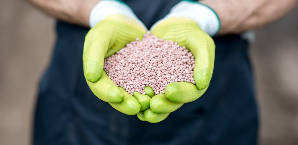 Holding mineral fertilizers